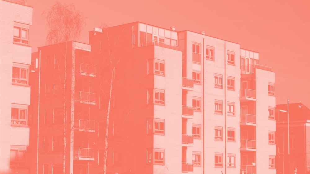 Episode title 'The Papers: Algorithmic Accountability' on a semi-transparent salmon-coloured background. An Amsterdam housing block shines through. Vulnerable by Design logo in the top left.
