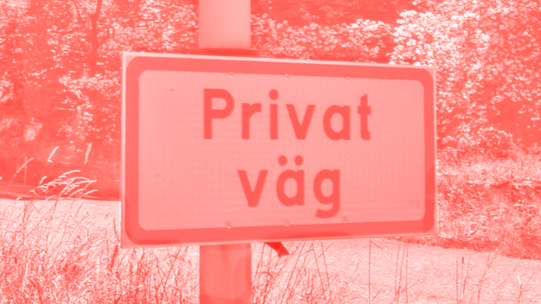 A private road sign in Swedish